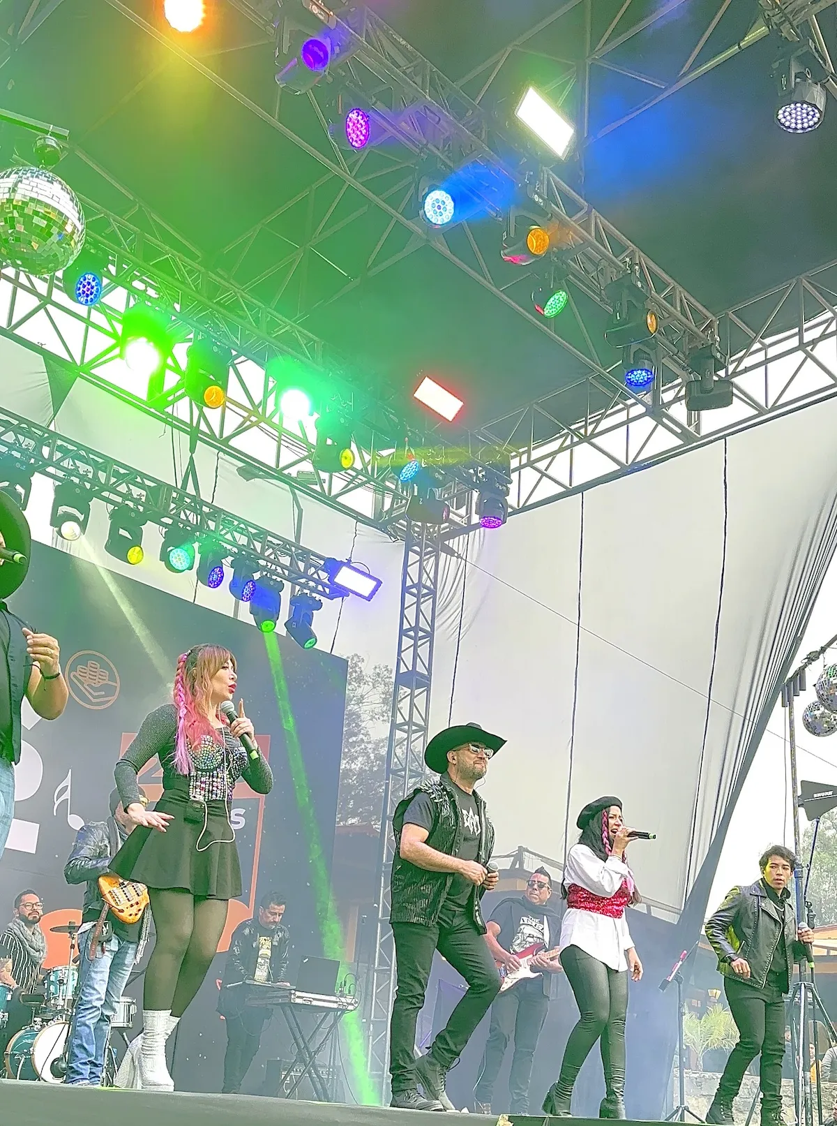 Gran show musical con iluminación y sonido de gama alta