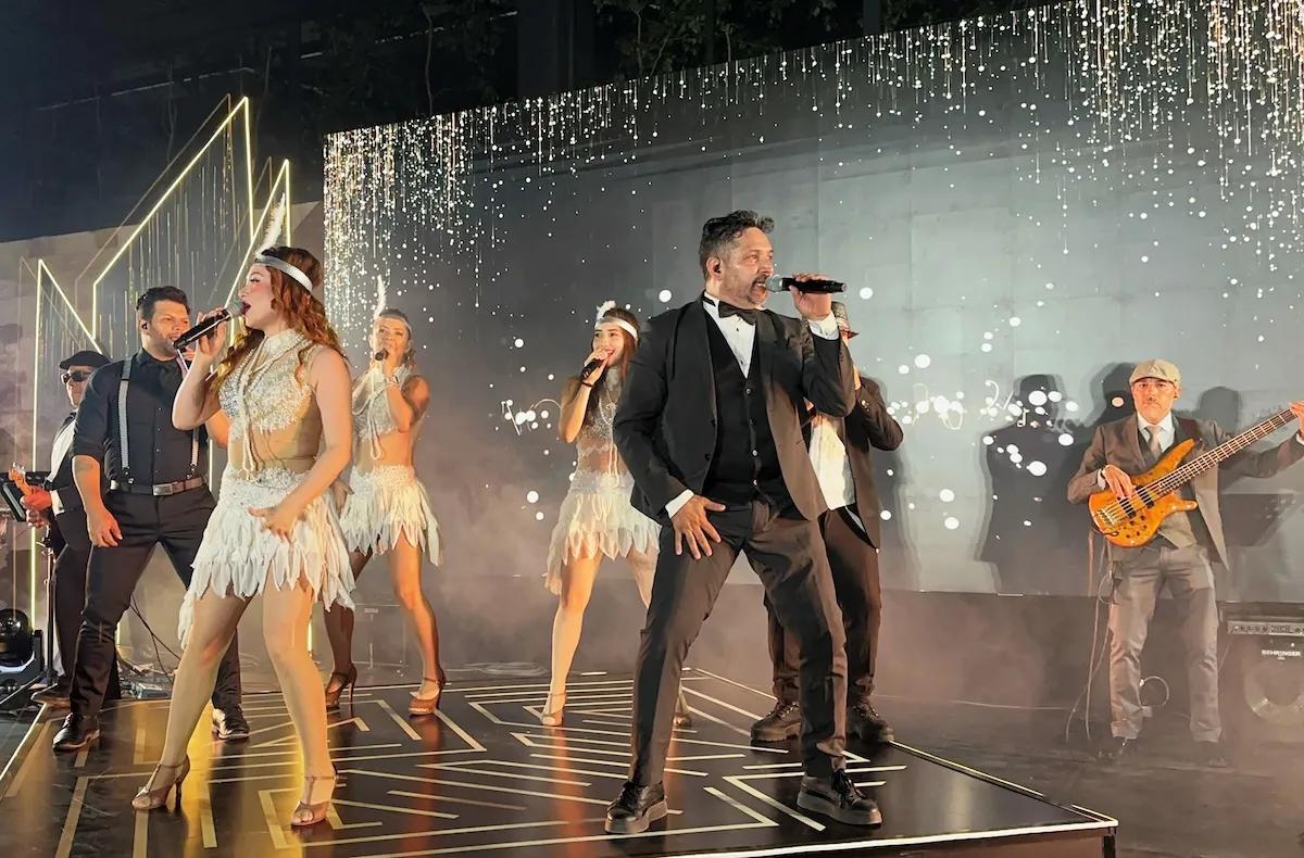 Show en Santa Fe con cantantes y bailarines